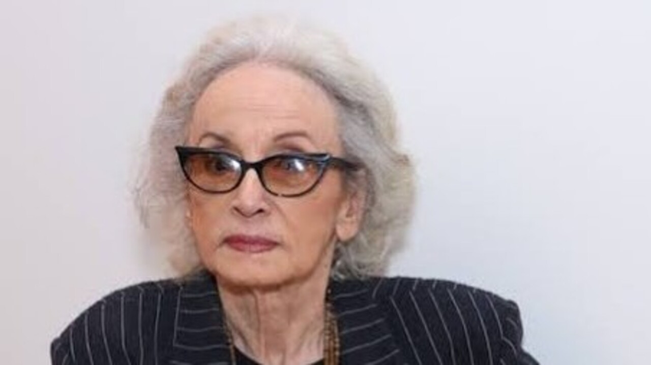 As atrizes resgatam memórias por meio de uma caixa que guarda fotografias e recordações de artistas como Eva Wilma, Zé Celso, Amir Haddad, Elke Maravilha e Augusto Boal. Em sessões alternadas, Joana Fomm e a jornalista Hildegard Angel fazem participações especiais como antigas moradoras do condomínio que voltam ao local para visitar as Marias. 
