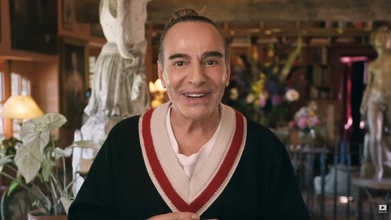 Nascido em Gibraltar, em 1960, John Galliano é um estilista conhecido por suas criações teatrais e extravagantes. Ao longo da carreira, comandou coleções de grandes grifes, como Givenchy, Christian Dior e Maison Margiela. Depois de um período afastado da moda, retornou em 2014 como diretor criativo da Maison Margiela, cargo que ocupou até sua saída em 2024. 
