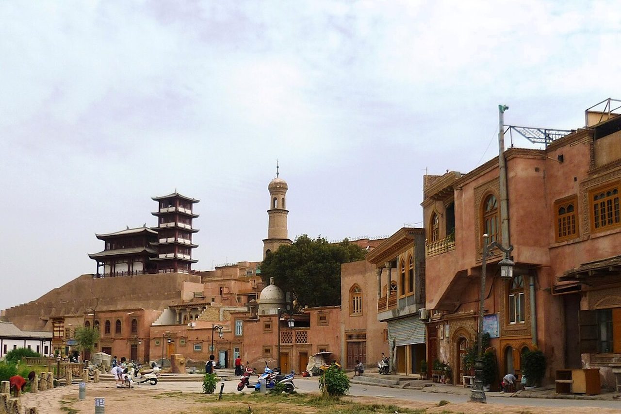 Em Xinjiang, a Cidade Antiga de Kashgar segue proposta semelhante, embora o caso tenha uma relação ainda mais complexa com a memória cultural local. O antigo centro urbano foi demolido e reconstruído, com a preservação de elementos visuais capazes de representar a arquitetura tradicional uigure.