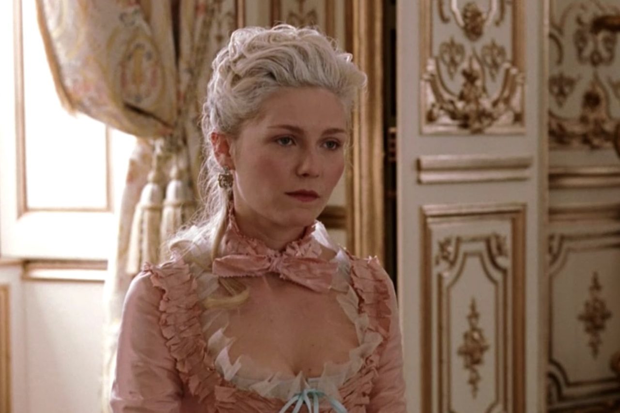 O Palácio de Versalhes, na França, prepara uma homenagem especial aos 20 anos de 'Maria Antonieta', filme dirigido por Sofia Coppola que levou Kirsten Dunst ao papel da rainha francesa em uma interpretação marcada pela estética pop. -  (crédito: Divulgação/Columbia Pictures)