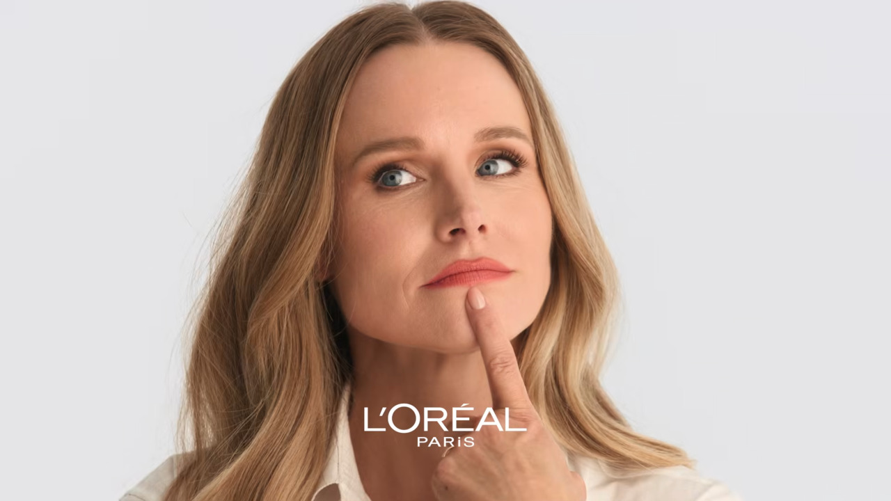 Kristen Bell é a nova embaixadora global da L'Oréal Paris. A atriz e produtora norte-americana passa a integrar o grupo de rostos internacionais da marca em uma parceria cujo objetivo é conectar os conceitos de beleza, maturidade e autonomia, presentes no slogan 'Eu valho muito'.
 -  (crédito: Reprodução Youtube)