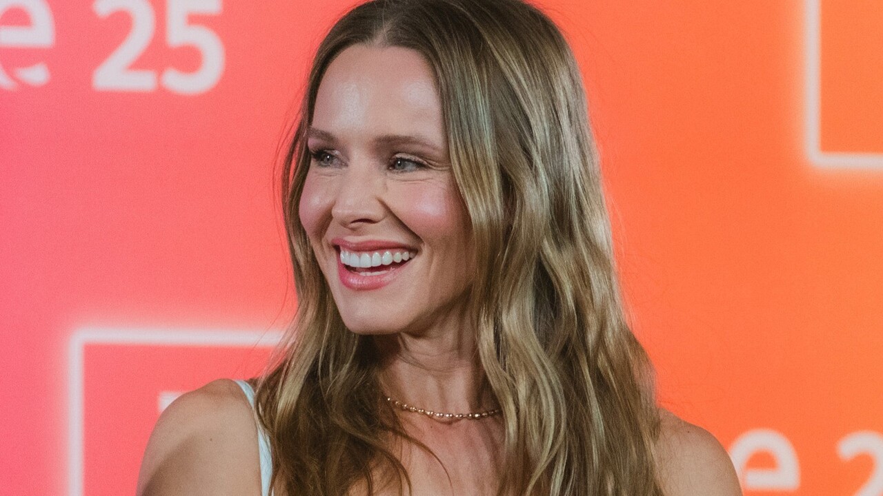 Laetitia Toupet, presidente global da L'Oréal Paris, comentou que existe uma beleza profunda em uma mulher que conhece sua força e não teme usá-la. Para a executiva, Bell representa uma versão moderna do slogan histórico da marca e reforça a posição da L'Oréal Paris como uma das maiores empresas de beleza do mundo.
