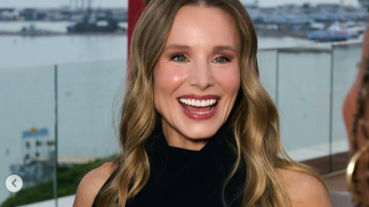 A atriz também contou que sua relação com o universo da beleza começou ainda na infância, quando experimentava os produtos encontrados na penteadeira da mãe. Para Bell, a L'Oréal Paris nunca definiu sua identidade, mas ofereceu ferramentas que a ajudaram a se descobrir ao longo dos anos.
