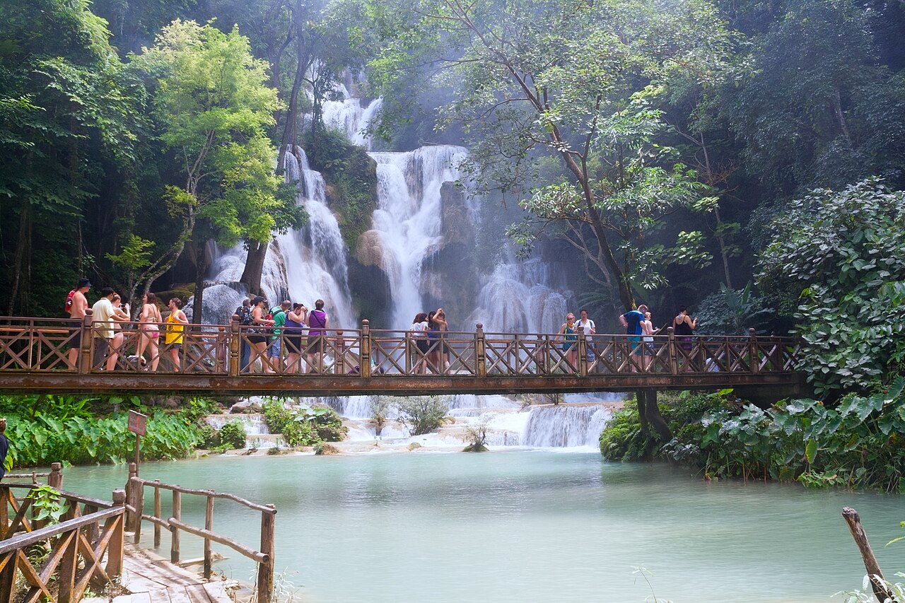 Por causa da proximidade com a cidade, o local se tornou um dos passeios mais procurados por quem visita o norte do Laos. A combinação de águas cristalinas, quedas imponentes e mata preservada transformou Kuang Si em um dos destinos naturais mais conhecidos do Sudeste Asiático.