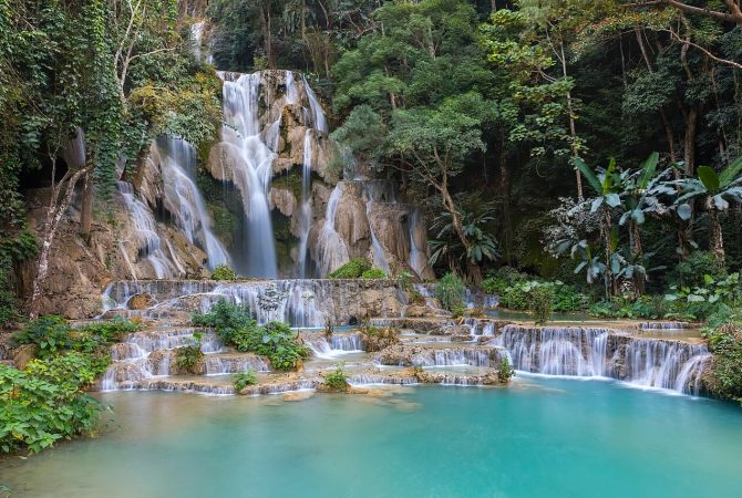Águas azul-turquesa e quedas de 60 metros: conheça as Cachoeiras de Kuang Si, no Laos, um dos cenários naturais mais impressionantes da Ásia
