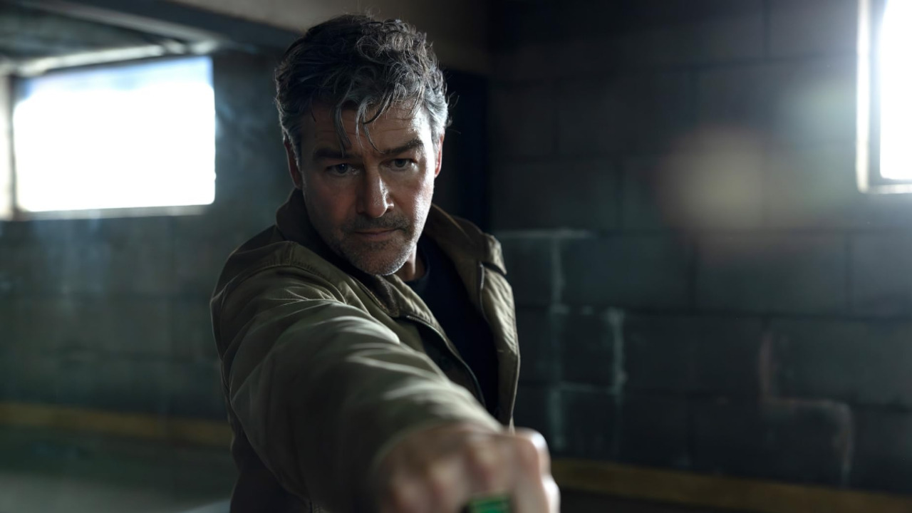 Kyle Chandler interpreta Hal Jordan, um Lanterna veterano que aceita treinar o novato John Stewart a contragosto. Chandler ficou conhecido pelo papel do técnico Eric Taylor na série 
