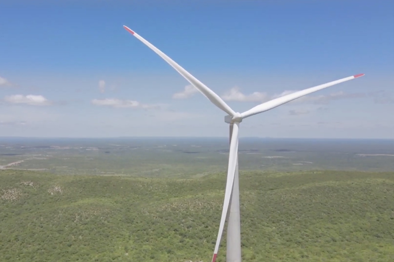 Além de fortalecer a matriz energética limpa do Brasil, o Lagoa dos Ventos impulsiona a economia regional com investimentos, geração de empregos e melhorias na infraestrutura local. O crescimento do setor também consolida o Nordeste como líder nacional em energia eólica, atraindo novos projetos e estimulando o desenvolvimento tecnológico.