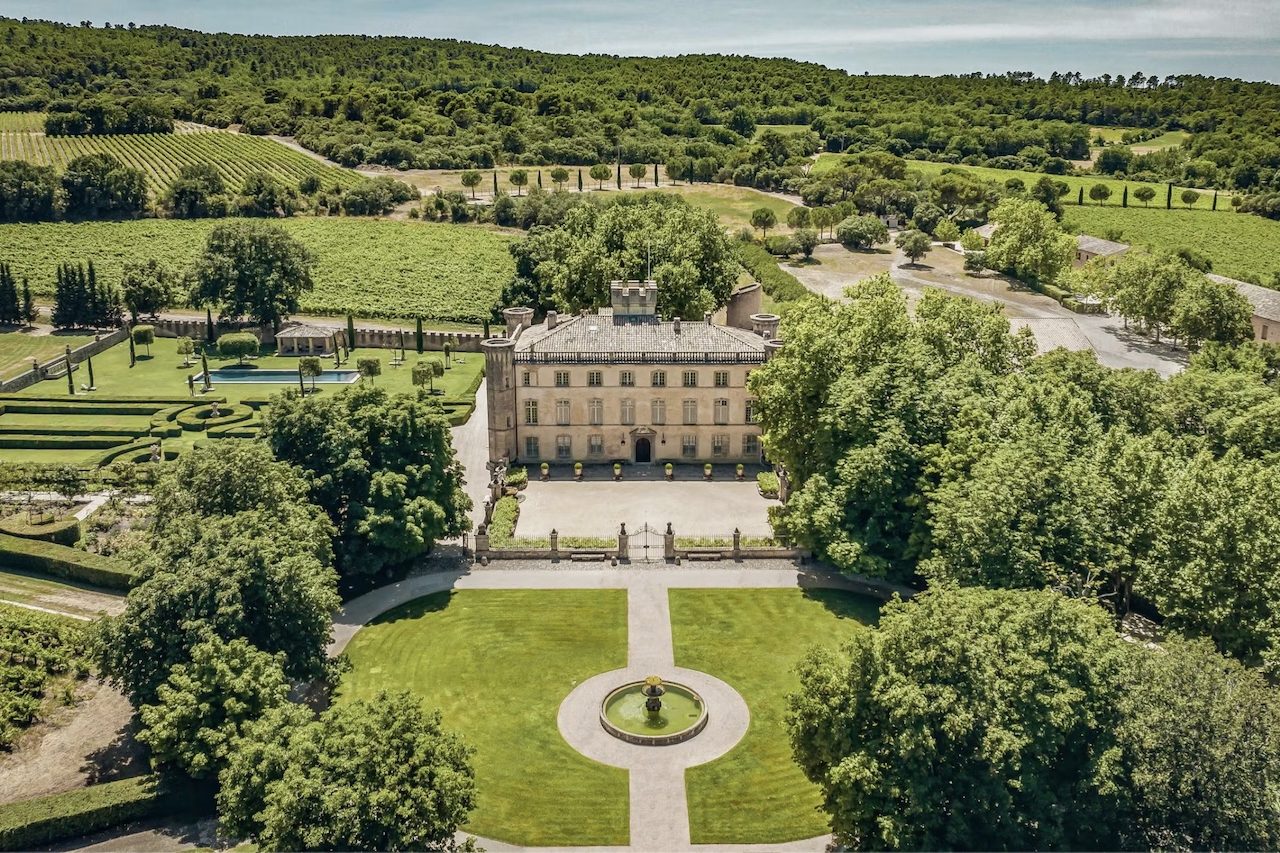 Para quem deseja prolongar essa atmosfera histórica, o Airelles Château de Versailles, Le Grand Contrôle oferece uma experiência singular, já que é o único hotel instalado dentro do complexo de Versalhes. O edifício ocupa uma construção que atravessou diferentes períodos da história francesa e foi erguida no século 17 por ordem de Luís XIV. 