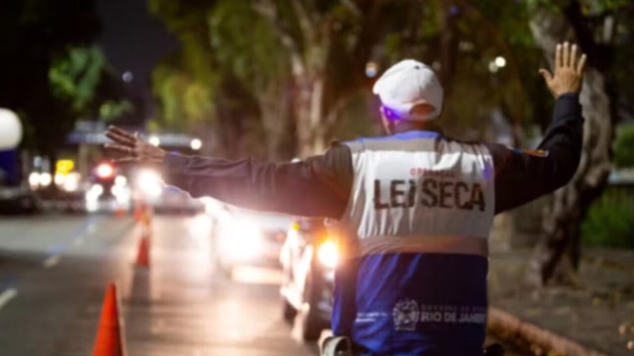 Nas abordagens, os agentes poderão recorrer a um pré-teste ou teste passivo de alcoolemia para verificar a existência de indícios de álcool. Esse primeiro procedimento, entretanto, não terá valor suficiente para determinar sozinho uma autuação. Em caso de resultado positivo, será necessário avançar para as etapas de comprovação previstas na regulamentação. A ideia é diferenciar a ferramenta de triagem dos procedimentos que efetivamente podem sustentar uma infração.
