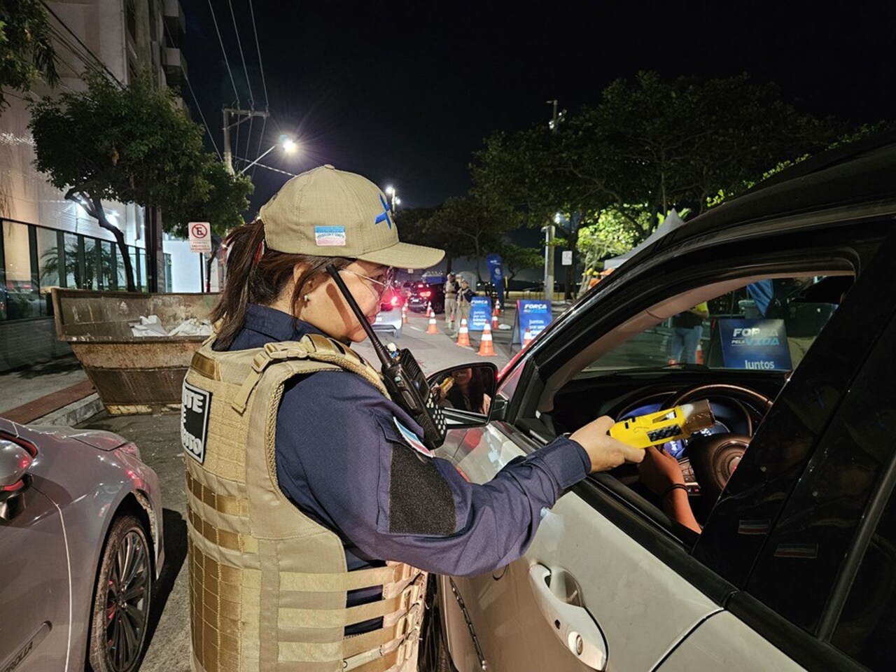 A recusa do motorista em realizar os procedimentos continua sujeita às consequências estabelecidas pelo artigo 165-A do Código de Trânsito Brasileiro (CTB). O Manual Brasileiro de Fiscalização de Trânsito será atualizado para padronizar a atuação dos agentes nesses casos. A resolução determina ainda que uma mesma abordagem não resulte simultaneamente em autos pelos artigos 165 e 165-A. Assim, a regulamentação diferencia as situações e define como cada ocorrência deve ser registrada.
