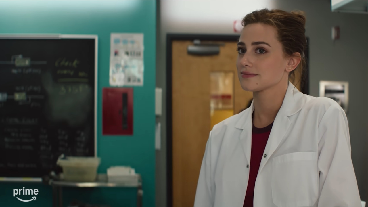O filme acompanha Olive Smith, uma doutoranda em biologia, papel de Reinhart, que entra em um relacionamento falso com o professor Adam Carlsen, personagem de Bateman. A ideia é convencer sua melhor amiga de que sua vida amorosa está bem. Porém, a farsa começa a dar lugar a sentimentos verdadeiros e coloca em dúvida as teorias que os dois tinham sobre o amor. 
