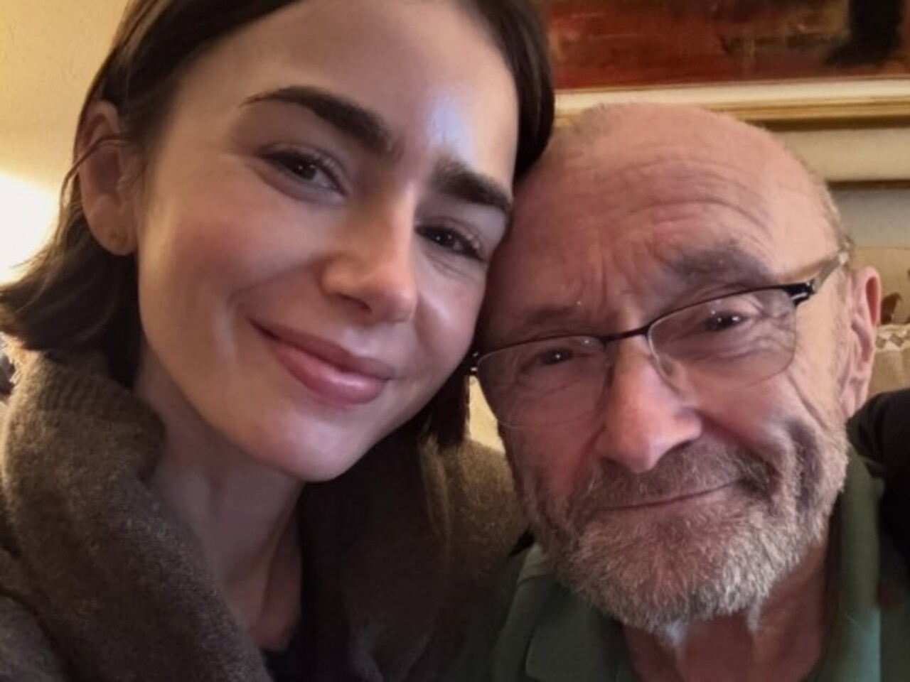 Ao lembrar da recuperação, Collins destacou um momento marcante ao lado dos filhos durante a comemoração de Ano-Novo, em Londres. Segundo ele, sua filha, a atriz Lily Collins, conhecida por protagonizar a série 