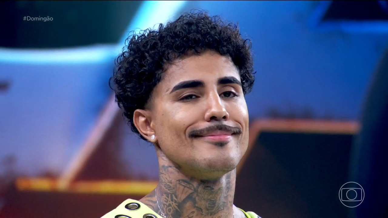 O cantor MC Livinho, que precisou deixar o “Dança dos Famosos” em 2025 após sofrer um grave acidente de moto e participará da atual edição da competição, aproveitou para elogiar a colega  no palco do “Domingão”: “Ela é um exemplo de superação. Que coração enorme ela tem”, comentou o músico. 
