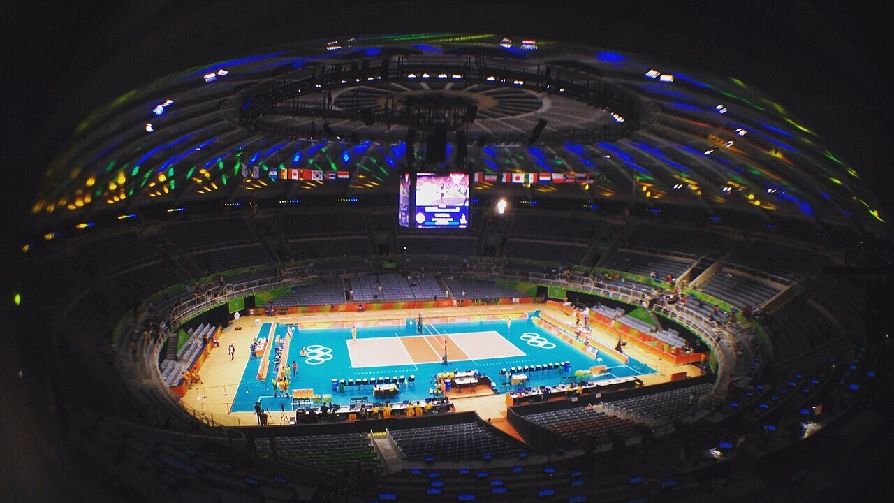 Inaugurado em 1954, ao lado do Maracanã, no Rio de Janeiro, o Maracanãzinho recebeu o nome oficial de Ginásio Gilberto Cardoso. Ao longo de mais de sete décadas, o espaço se tornou um dos principais palcos do esporte indoor no país e recebeu importantes competições nacionais e internacionais.
