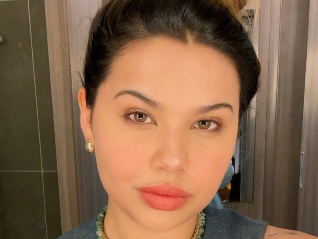 Marina Versos é cantora, compositora e atriz goiana, formada em Direção de Arte pela Universidade Federal de Goiás (UFG). Ela também estudou Teatro na Escola Basileu França e conquistou o papel após um processo seletivo que reuniu mais de mil candidatas de todo o país. 
