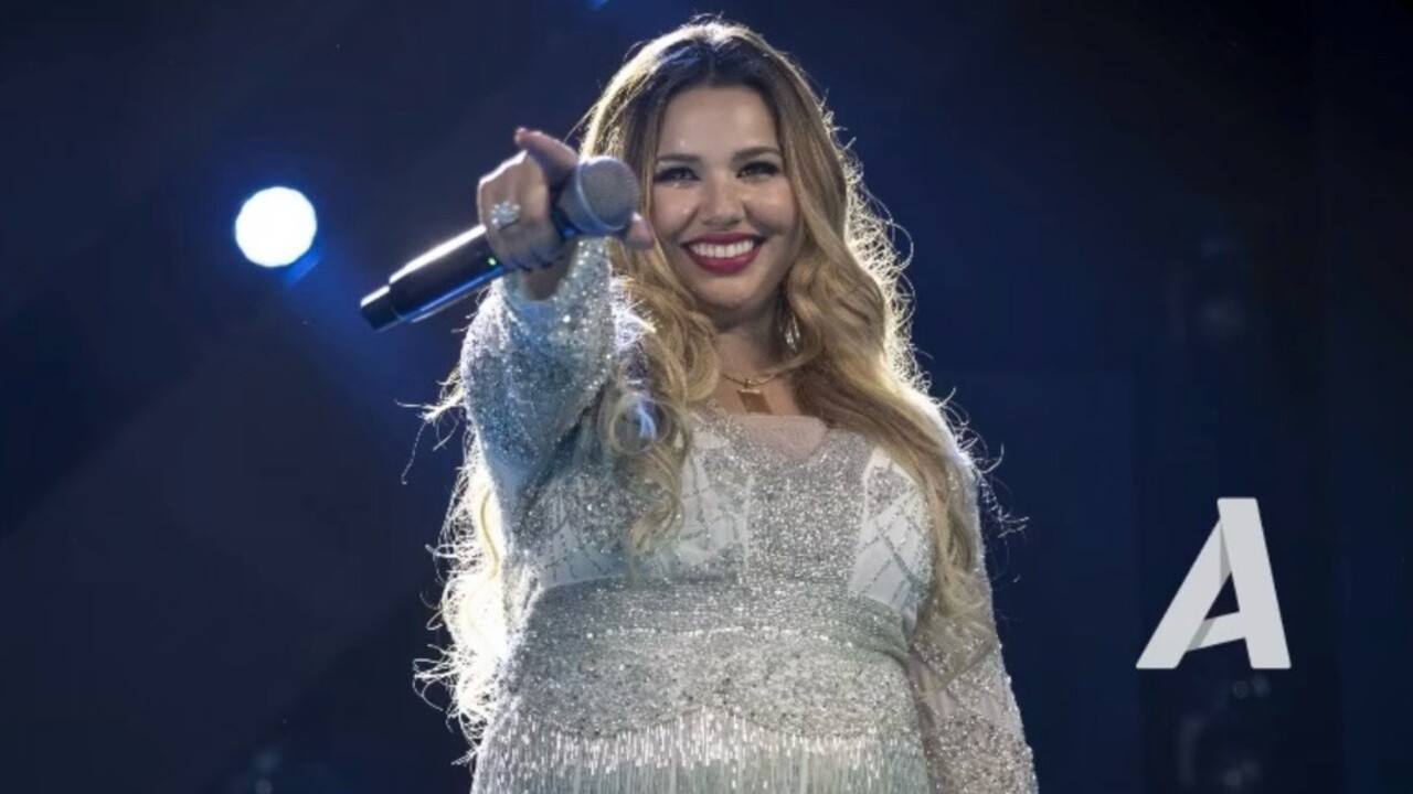 A preparação teve como objetivo retratar as transformações de Marília ao longo de dez anos, desde a adolescência até o auge da fama. Versos afirmou que buscou refletir sobre as mudanças no corpo e na voz da cantora conforme sua trajetória avançava. A atriz também mencionou o impacto da fama sobre a forma como a artista se apresentava e se expressava. 

