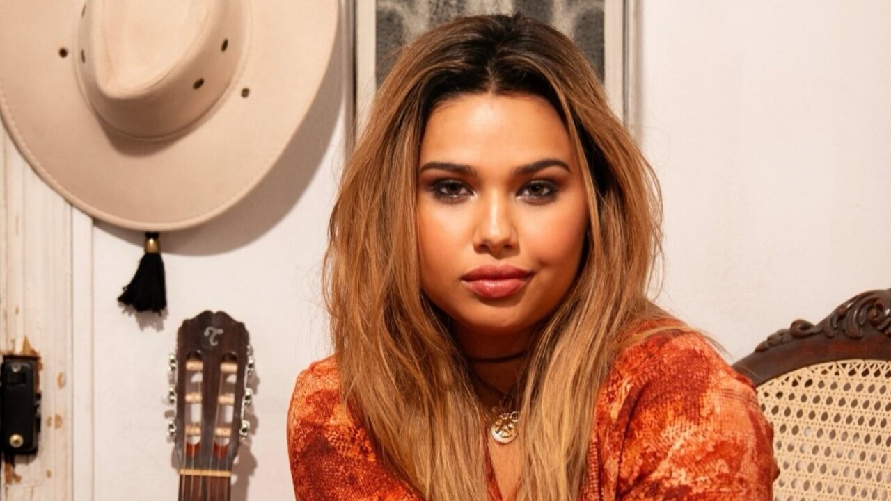 A atriz Marina Versos, de 24 anos, interpretará a cantora Marília Mendonça em um novo filme sobre a vida da artista. Em entrevista exclusiva à CNN Brasil, ela detalhou o processo de preparação para o papel, que incluiu treinamento vocal, corporal e de mímese, com exercícios voltados aos gestos, à voz e aos movimentos característicos da cantora. 
 -  (crédito:  Reprodução / Instagram)