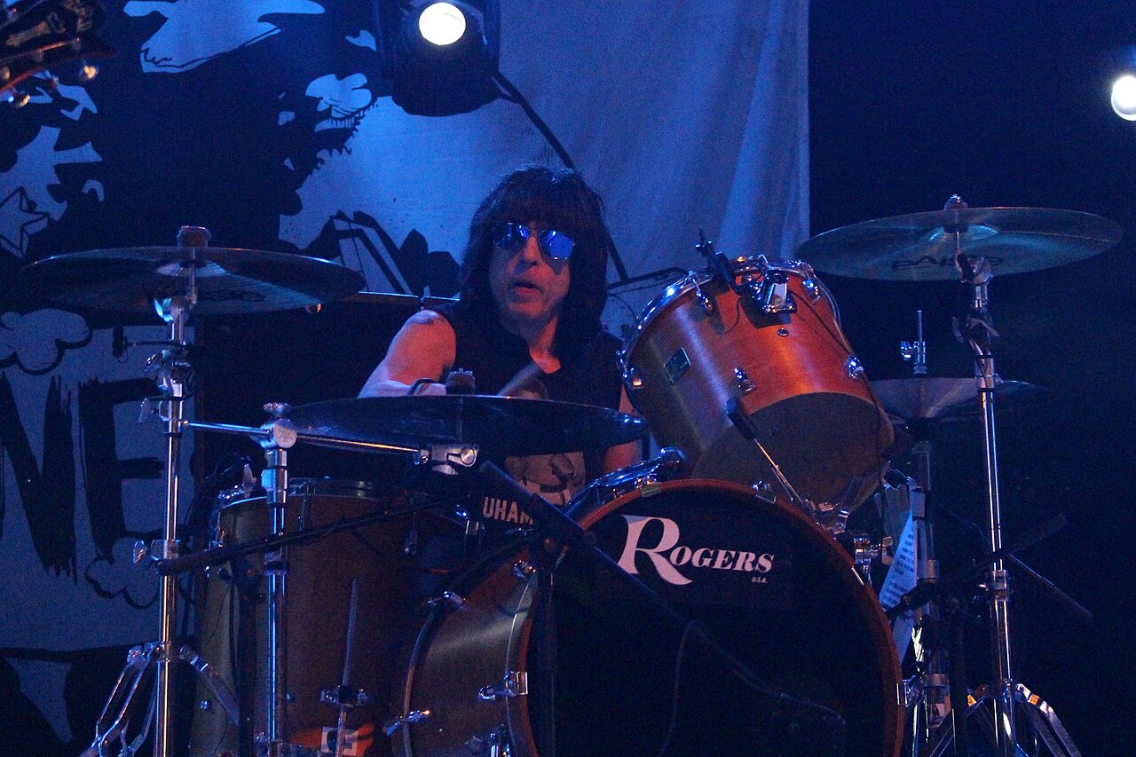 A formação sofreu mudanças ao longo dos anos, sendo Tommy Ramone substituído por Marky Ramone (foto) em 1978. Com a nova configuração, o grupo seguiu produzindo discos e realizando extensas turnês. Em 1980, “End of the Century”, produzido por Phil Spector, tornou-se o álbum de maior vendagem da carreira dos Ramones. A banda também ampliou sua presença na cultura pop, incluindo uma participação no filme “Rock 'n' Roll High School”, lançado em 1979.

