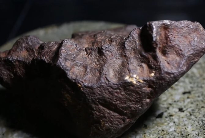 Meteorito raro é identificado após décadas sendo usado para segurar uma porta