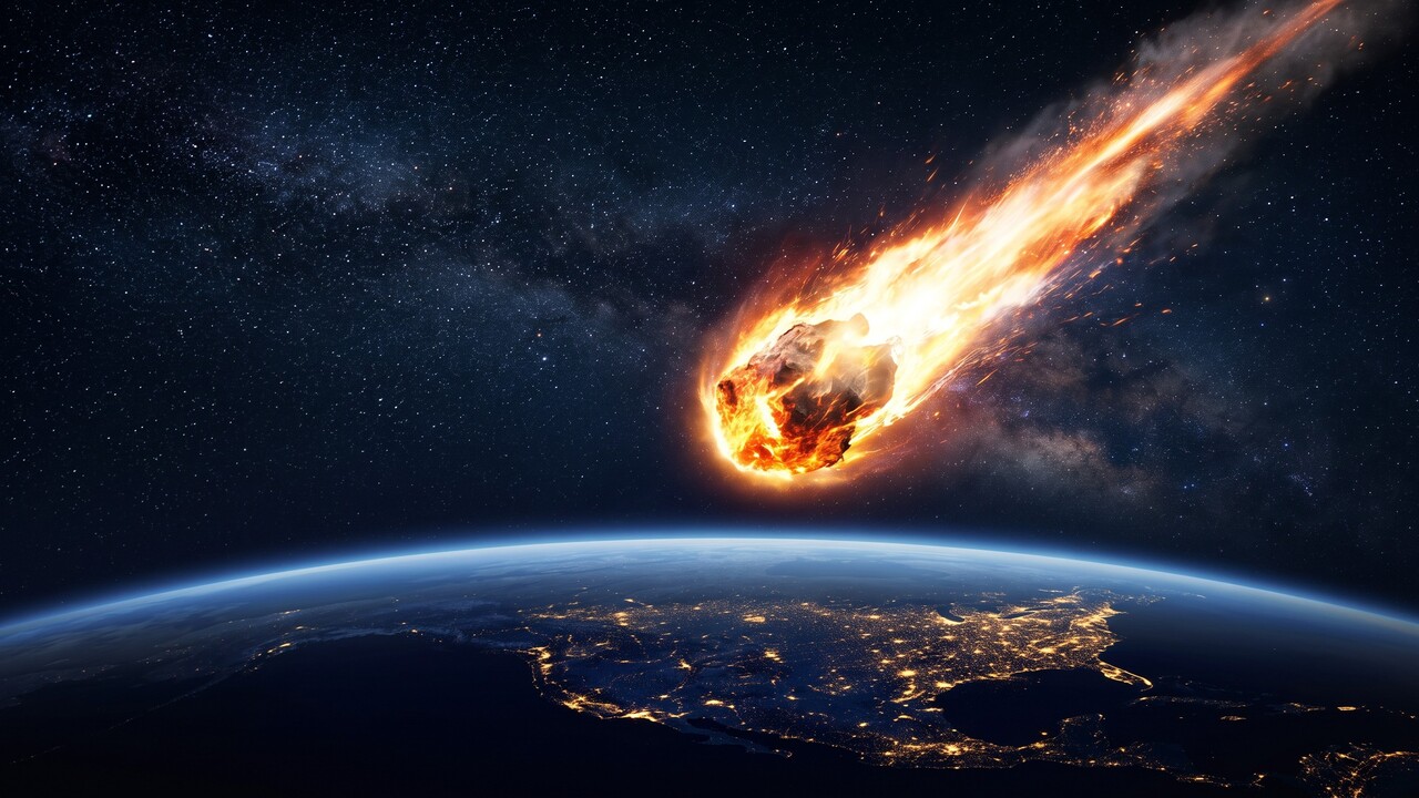 Meteoritos são fragmentos de rochas ou metais provenientes do espaço que resistem à passagem pela atmosfera terrestre e atingem a superfície do planeta. Eles se originam principalmente de asteroides, embora alguns também tenham origem em cometas, na Lua ou em Marte, e sua composição pode variar entre rochosa, metálica ou uma combinação dos dois materiais. 
