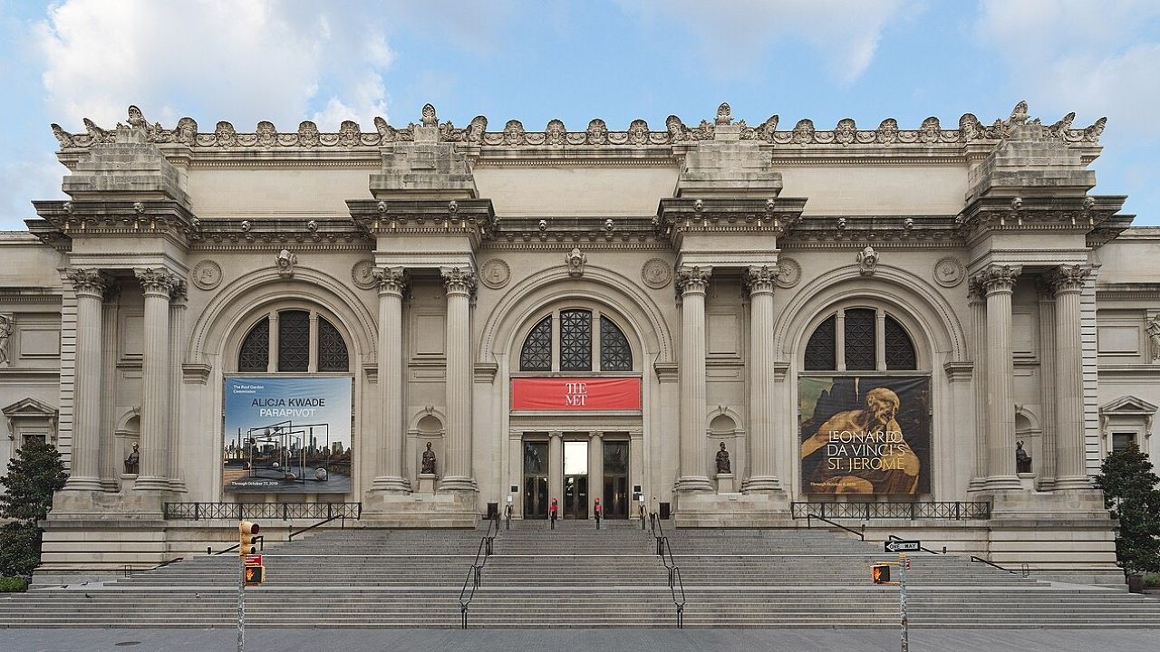 O Met, é um dos maiores e mais importantes museus de arte do mundo, e está localizado em Nova York, na Quinta Avenida, próximo ao Central Park. Fundado em 1870, o museu tem um acervo de mais de dois milhões de obras que abrangem cinco mil anos de história da humanidade, incluindo peças de arte egípcia, greco-romana, europeia, asiática, africana e americana, além de moda, escultura e fotografia.