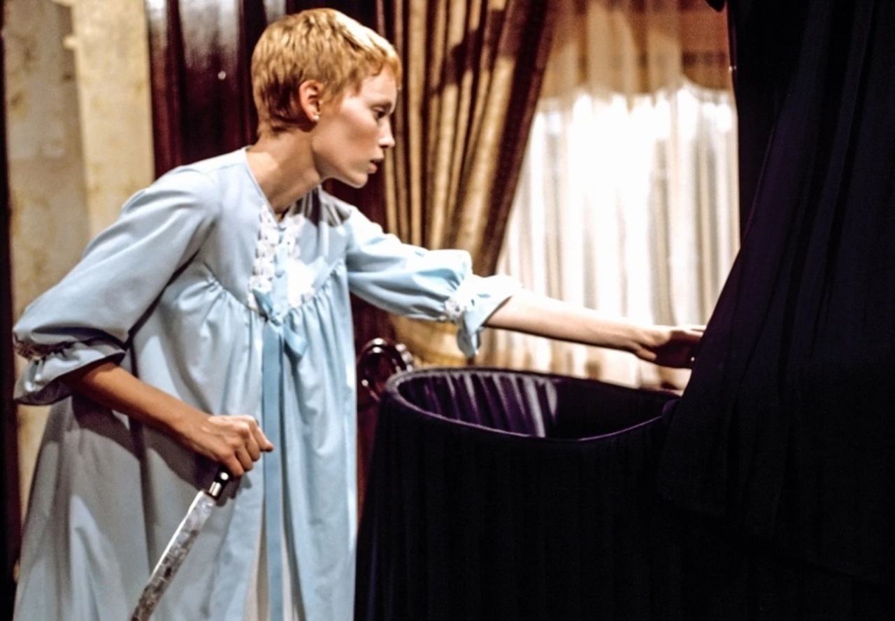 Em seguida, “O Bebê de Rosemary” consolidou seu nome em Hollywood. Lançado em 1968, o filme transformou Polanski em um dos principais nomes do cinema de horror psicológico. A história de uma jovem que desconfia de uma conspiração envolvendo sua gravidez combinava elementos sobrenaturais e conflitos psicológicos. O filme também marcou uma colaboração de destaque com o compositor Krzysztof Komeda e com a atriz Mia Farrow. A Academia reconheceu o roteiro adaptado de Polanski com uma indicação ao Os