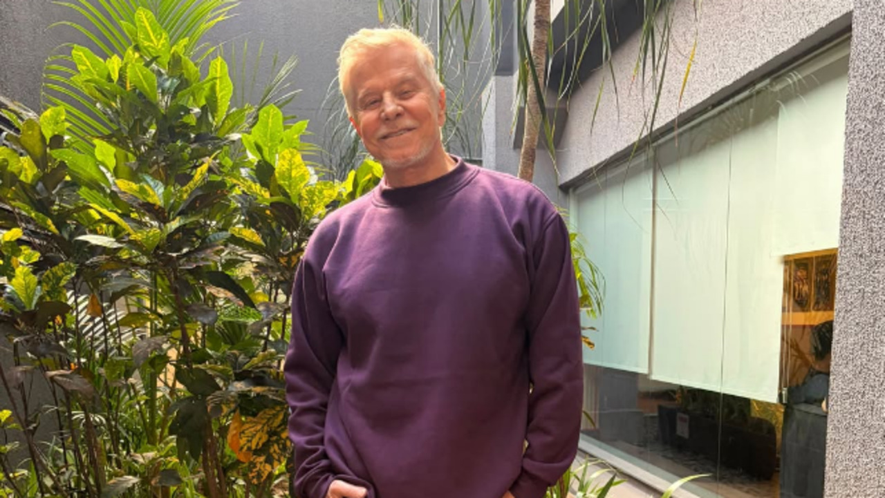 Durante a entrevista, o artista relembrou ainda alguns boatos falsos que enfrentou ao longo da carreira. Um deles afirmava que ele teria contraído HIV. Segundo Falabella, a informação falsa chegou a prejudicar a venda de ingressos para um espetáculo em Londrina e provocou até o esvaziamento de uma loja em que entrou na época. 

