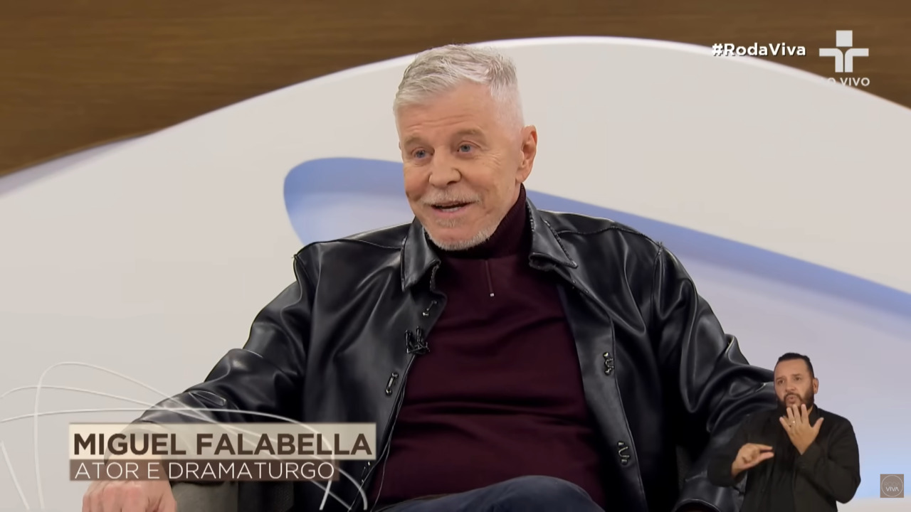 Miguel Falabella explicou os motivos que o levaram a preservar a vida pessoal ao longo da carreira e a revelar apenas recentemente que é pai de dois filhos homens durante entrevista ao programa 'Roda Viva'. Falabella é pai de Theo e Cassiano, filhos biológicos de uma amiga sua.
 -  (crédito: Reprodução Youtube)