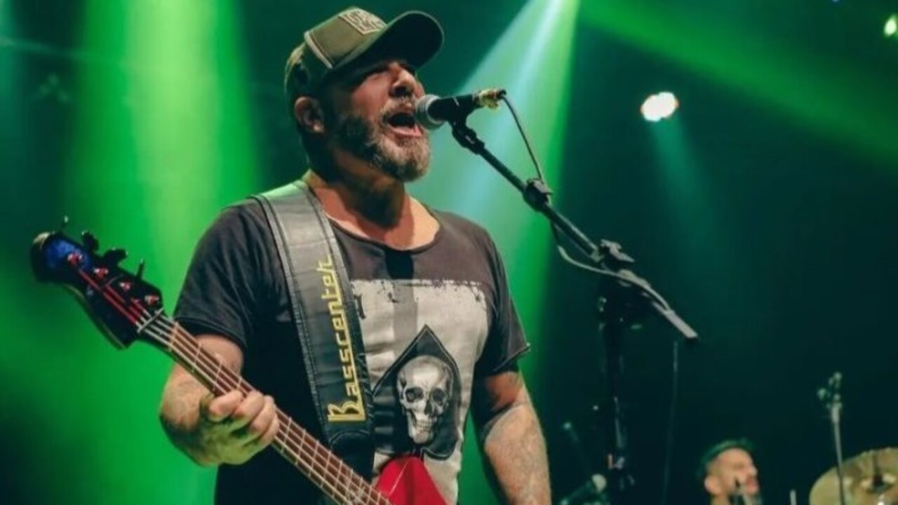 Mingau entrou no Ultraje a Rigor em 1999, no lugar de Serginho Petroni, e fez parte da formação da banda ao lado do vocalista Roger Moreira, do guitarrista Marcos Kleine e do baterista Bacalhau até o episódio do tiro. Ao longo da carreira, também fundou a banda Vega, em 2000, e produziu discos de outros artistas, como o álbum de estreia do CPM 22. 
