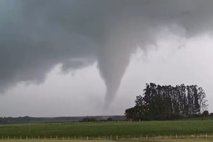 Moradores registram formação de tornado no interior do RS — Maria Suzeti Angeloni Casteller/Arquivo pessoal