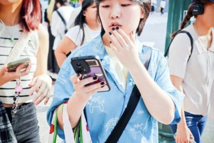 Mulher usando celular no Japão – Michal Vrba/Unsplash