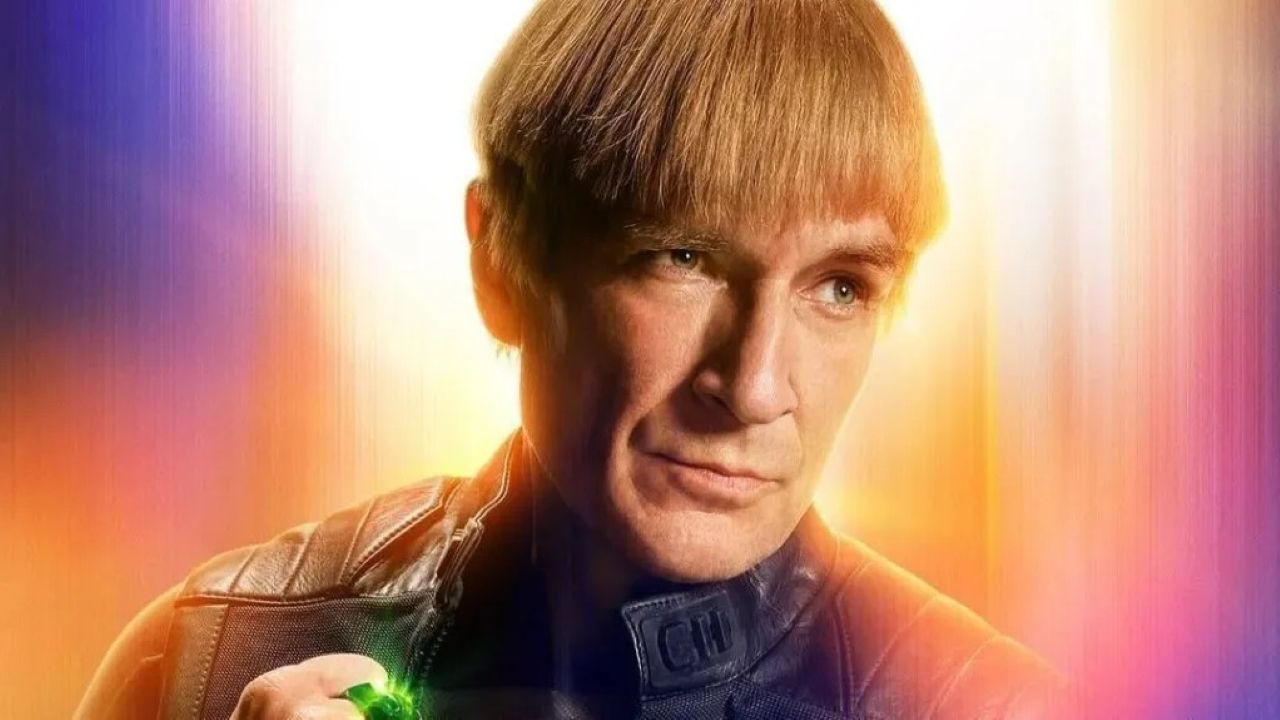 Nathan Fillion, que interpretou o lanterna Guy Gardner em Superman em 2025, reprisa o papel na série. O elenco de 