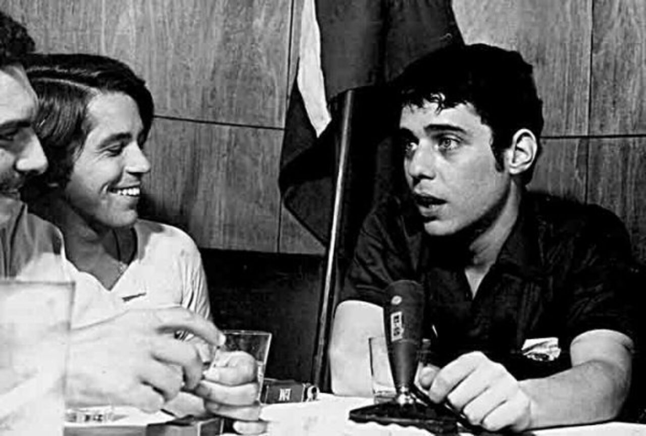Nelson Motta tem uma longa e bem-sucedida trajetória em diferentes áreas da cultura brasileira. Nascido em São Paulo, em 29 de outubro de 1944, mudou-se ainda criança com a família para o Rio de Janeiro. Aos 20 anos, iniciou sua carreira jornalística no Jornal do Brasil, época em que se aproximou de compositores e músicos que se tornariam referências da MPB. Entre eles estavam nomes como Dori Caymmi, Edu Lobo, Chico Buarque e Sérgio Mendes.
