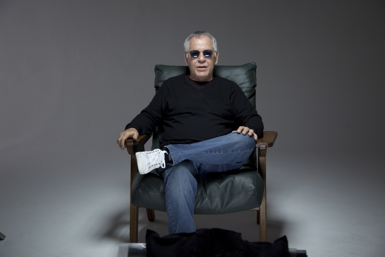 A relação com a música ganhou força também por meio da crítica e do trabalho em jornais. Durante quase uma década, entre 1975 e 1982, Nelson manteve uma coluna em “O Globo”, na qual comentava lançamentos, shows, turnês e os bastidores da indústria fonográfica. Antes disso, havia passado por veículos como “Última Hora” e “Jornal do Brasil”. Sua atuação como jornalista ajudou a consolidá-lo como um dos observadores mais atentos da transformação da música brasileira.
