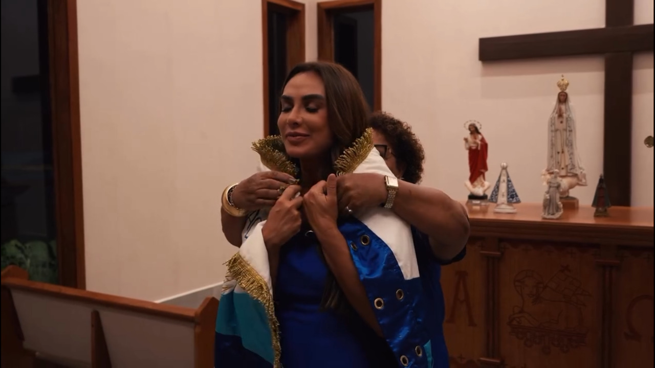 O anúncio foi feito por meio de um vídeo especial estrelado pela própria Nicole e gravado em seu sítio, propriedade onde ela vive cercada de animais. A produção buscou destacar o vínculo da modelo com suas origens e com a vida no campo, tema que atravessa boa parte do enredo escolhido pela escola.
