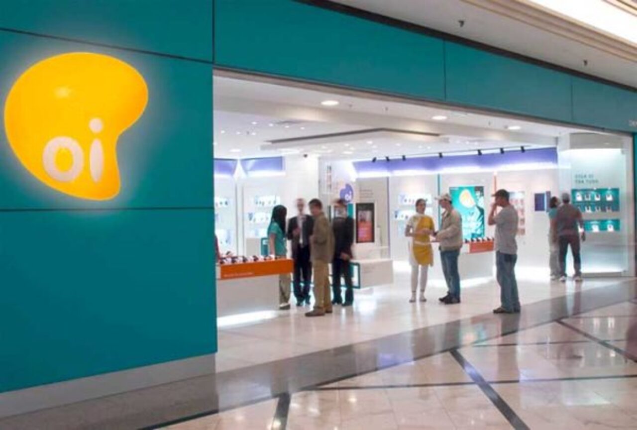 O passivo da Oi é estimado em aproximadamente R$ 44 bilhões, envolvendo 164.706 mil credores. A companhia não conseguiu cumprir a totalidade de suas obrigações mesmo após as duas tentativas de recuperação judicial. A nova decisão do tribunal, portanto, recoloca em vigor a sentença de falência proferida no ano passado.
