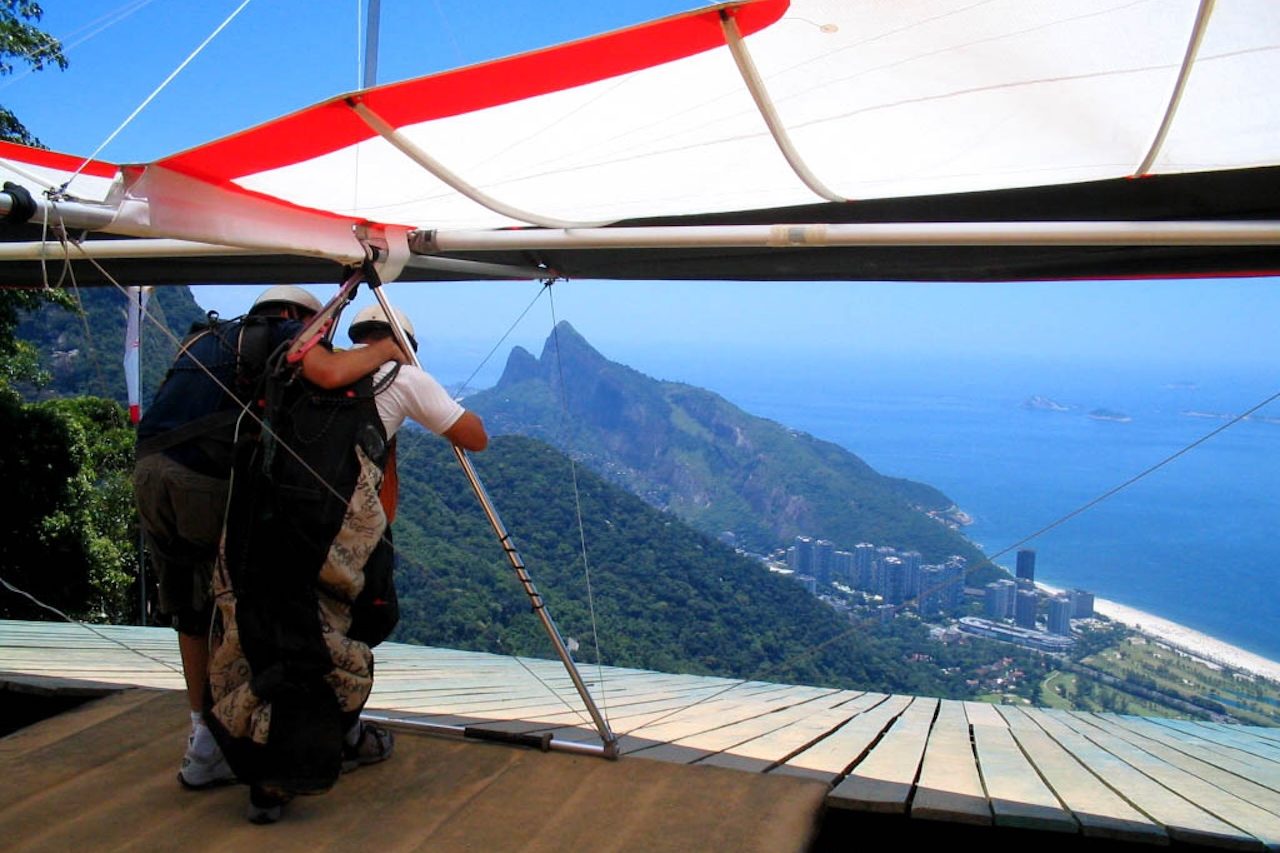 No Brasil, o asa-delta conquistou grande popularidade graças à presença de montanhas, serras e áreas costeiras com condições favoráveis para o voo. Locais como a Pedra Bonita, no Rio de Janeiro, tornaram-se conhecidos entre praticantes brasileiros e estrangeiros. Além do caráter esportivo, o voo proporciona contato intenso com a natureza e permite observar paisagens a partir de grandes alturas.