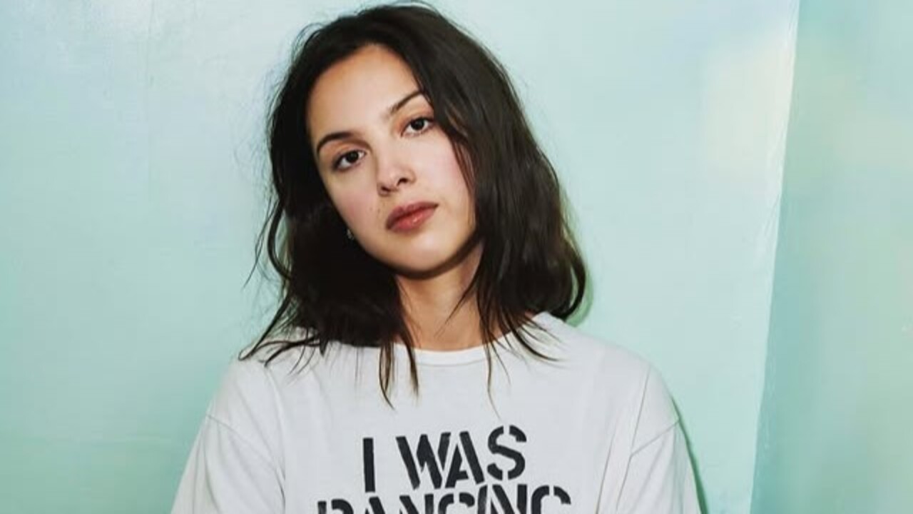 Olivia Rodrigo lançou a música 'Serena Joy', inspirada na personagem de mesmo nome de 'O Conto da Aia'. A faixa chegou ao público em 21 de agosto de 2026, em formato de CD, com apenas 500 cópias disponíveis na Analog Music Shop, em Tustin, na Califórnia. Todas as unidades se esgotaram em poucas horas. 
 -  (crédito: Reprodução / Instagram)