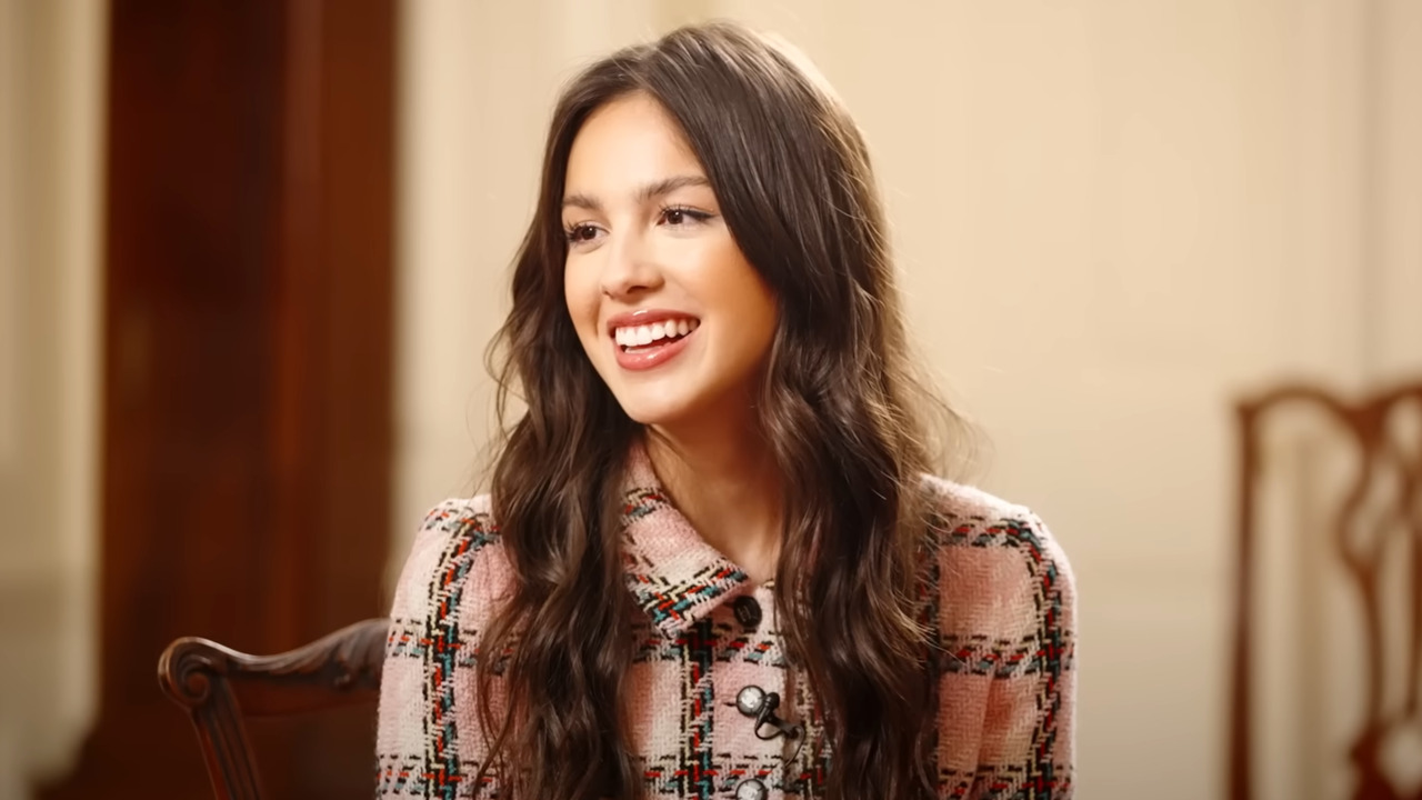 Olivia Rodrigo é cantora, compositora e atriz norte-americana, nascida em 20 de fevereiro de 2003, na Califórnia. Ela ficou conhecida, primeiro, como atriz com a série 