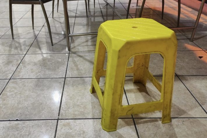 Os furos no centro dos banquinhos de plástico têm funções que vão além da aparência – Reprodução