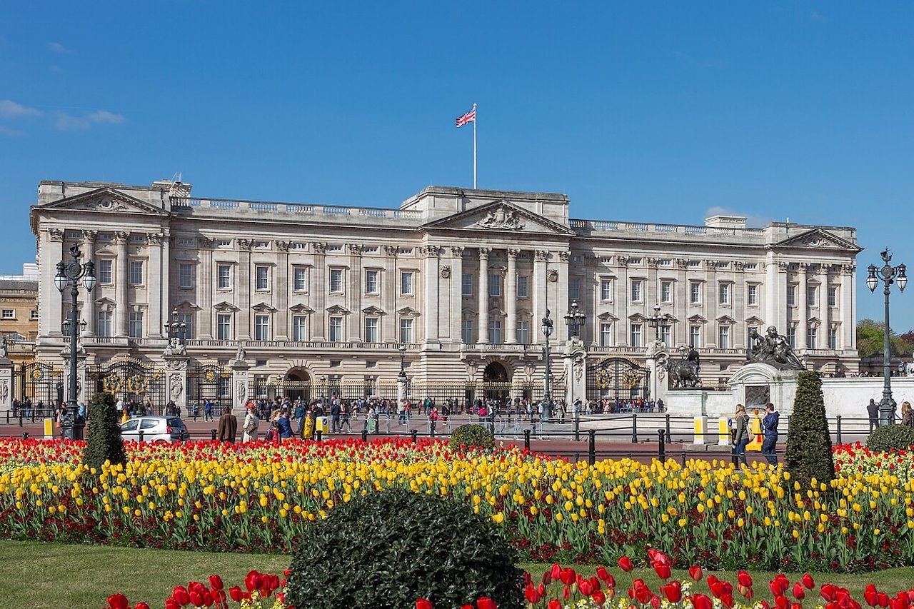 Uma das construções mais famosas do Reino Unido, o Palácio de Buckingham ocupa uma posição central na história da monarquia britânica. Localizado no coração de Londres, o edifício serve como residência oficial e sede administrativa do monarca britânico na capital. -  (crédito: Wikimedia Commons/Diliff)