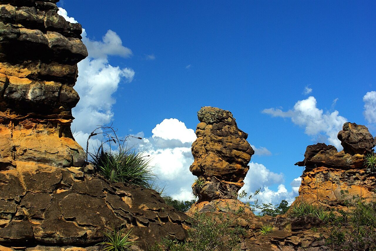 Apesar da aparência de ruínas, nenhuma cidade foi erguida naquele local, já que as estruturas são resultado de processos naturais que atuaram sobre as rochas durante milhões de anos. Criado em 8 de junho de 1961, o parque ocupa uma área superior a 6 mil hectares e preserva riquezas geológicas, naturais e arqueológicas. -  (crédito: Flickr - deltafrut)