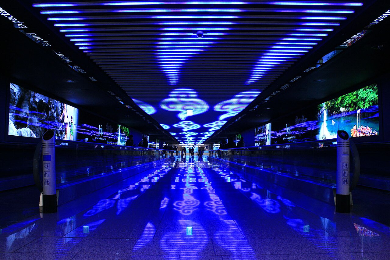 Passageiros em conexão também podem fazer turismo na Coreia. O aeroporto oferece tours de trânsito para determinados viajantes com escalas de até 24 horas, permitindo conhecer atrações de Incheon e de outras áreas sem precisar organizar uma viagem convencional.