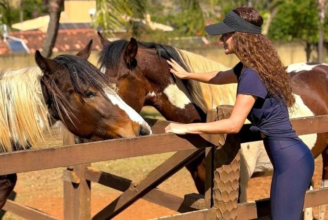 Paula Fernandes transforma fazenda em refúgio para animais e preservação ambiental