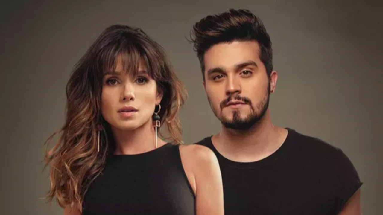 A cantora também costuma lançar músicas em parceria com artistas internacionais, como 