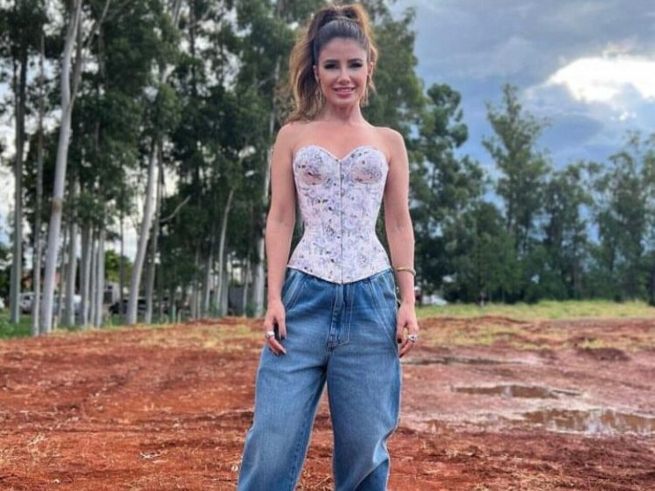 Um haras com baias modernas e pastagens bem estruturadas ocupa parte da fazenda, dedicado aos cavalos que fazem parte do cotidiano da artista desde os primeiros anos de vida. Uma equipe de veterinários e tratadores acompanha de perto a saúde e o bem-estar dos animais para garantir um cuidado constante e especializado.
