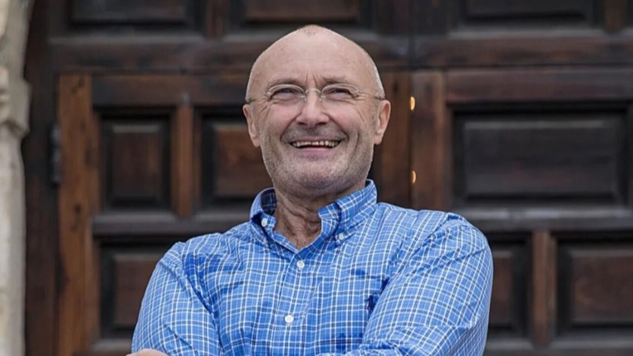 Phil Collins é cantor, compositor, baterista e produtor musical britânico. Ele ficou conhecido por ser o vocalista da banda Genesis, na qual entrou em 1970 como baterista. Em 1975, assumiu os vocais após a saída de Peter Gabriel e liderou a fase de maior sucesso do grupo, e pelo sucesso como artista solo.