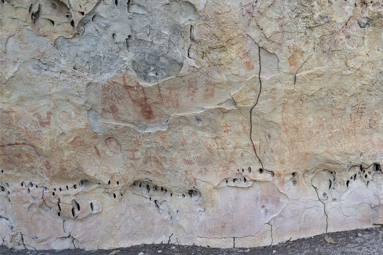 Sete Cidades possui sítios arqueológicos com pinturas rupestres, e dados divulgados pelo Governo do Piauí apontam 26 locais catalogados pelo Iphan dentro da área protegida. Um deles é a Pedra da Inscrição, onde um estudo publicado em 2023 registrou 54 figuras reconhecíveis e outras 33 marcas de pigmento sem formas claramente definidas.