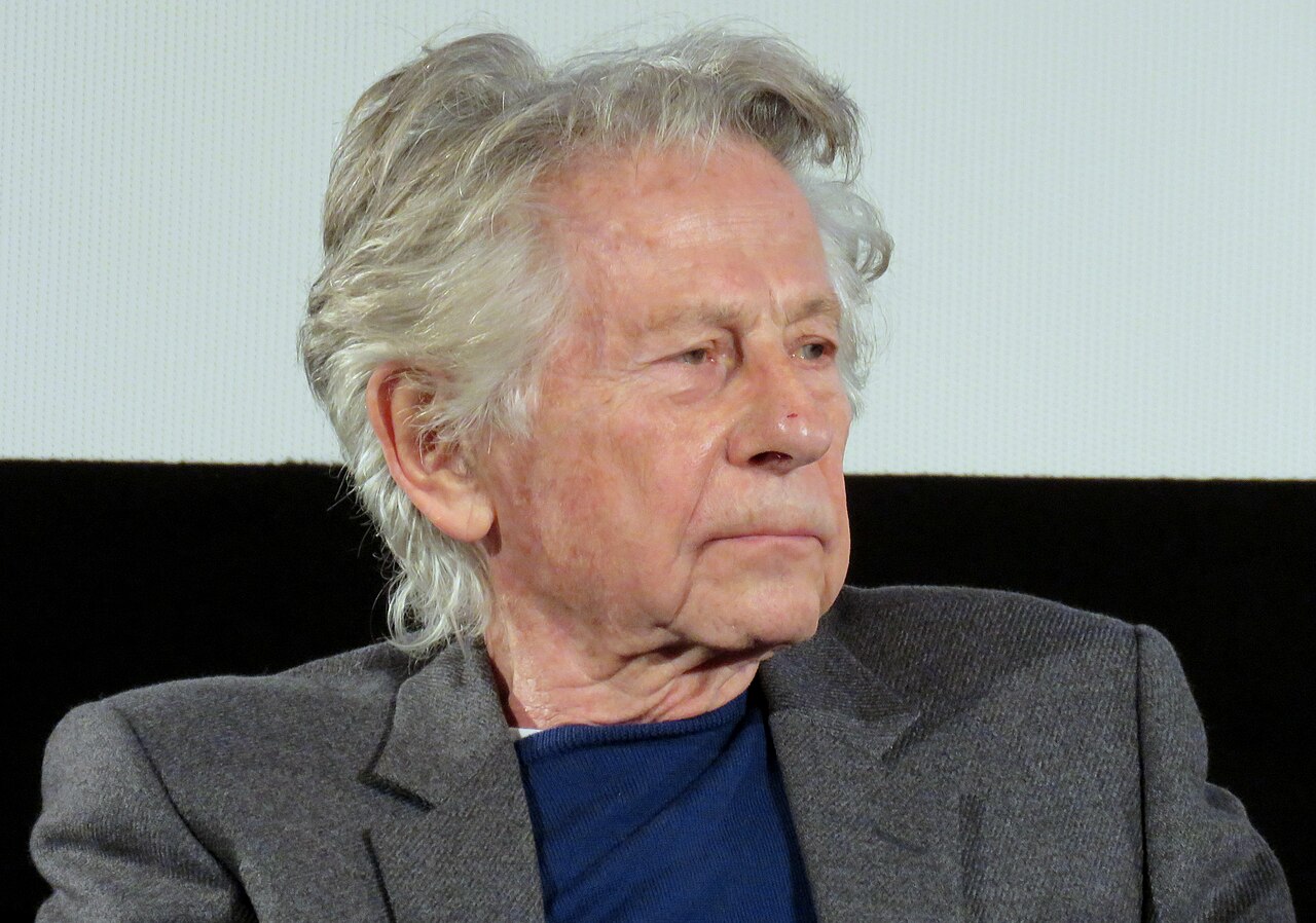Roman Polanski completa 93 anos em 18 de agosto de 2023 como um dos cineastas mais importantes e controversos da história do cinema. Nascido em Paris, em 1933, ele cresceu na Polônia e sobreviveu à perseguição nazista durante a Segunda Guerra Mundial. A experiência da infância marcada pela violência e pela perda familiar deixaria reflexos em sua obra. Ao longo de décadas, Polanski construiu uma filmografia reconhecida pela atmosfera de tensão, paranoia e ambiguidade. Sua trajetória, porém, també -  (crédito: Mariusz Kubik/Wikimedia Commons)