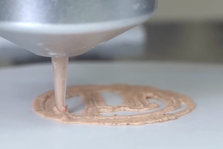Projeto financiado pela NASA transforma plástico descartado em biscoitos comestíveis – Reprodução/YouTube Reuters